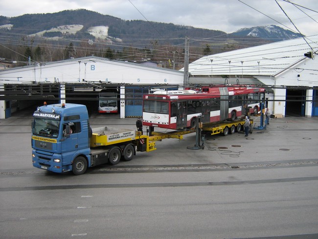 Verladung des Gelenkobusses Nr. 301 vom polnischen Typ Solaris Trollino 18 AC in Salzburg/A